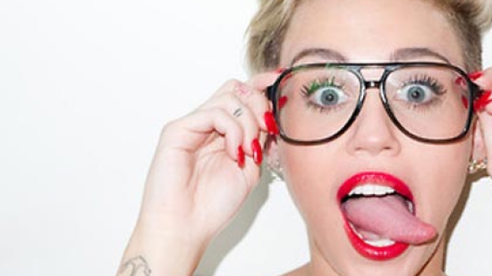 Miley показва огромния си език
