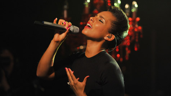 Alicia Keys пее американския химн на Super bowl