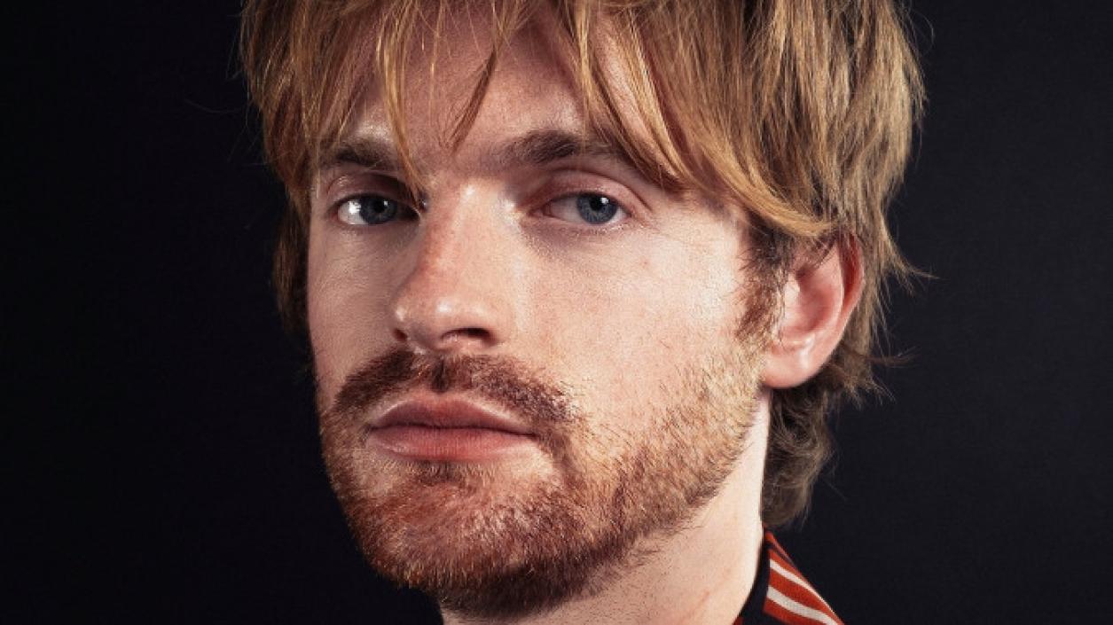 Finneas счупи ключица след падане от електрически велосипед