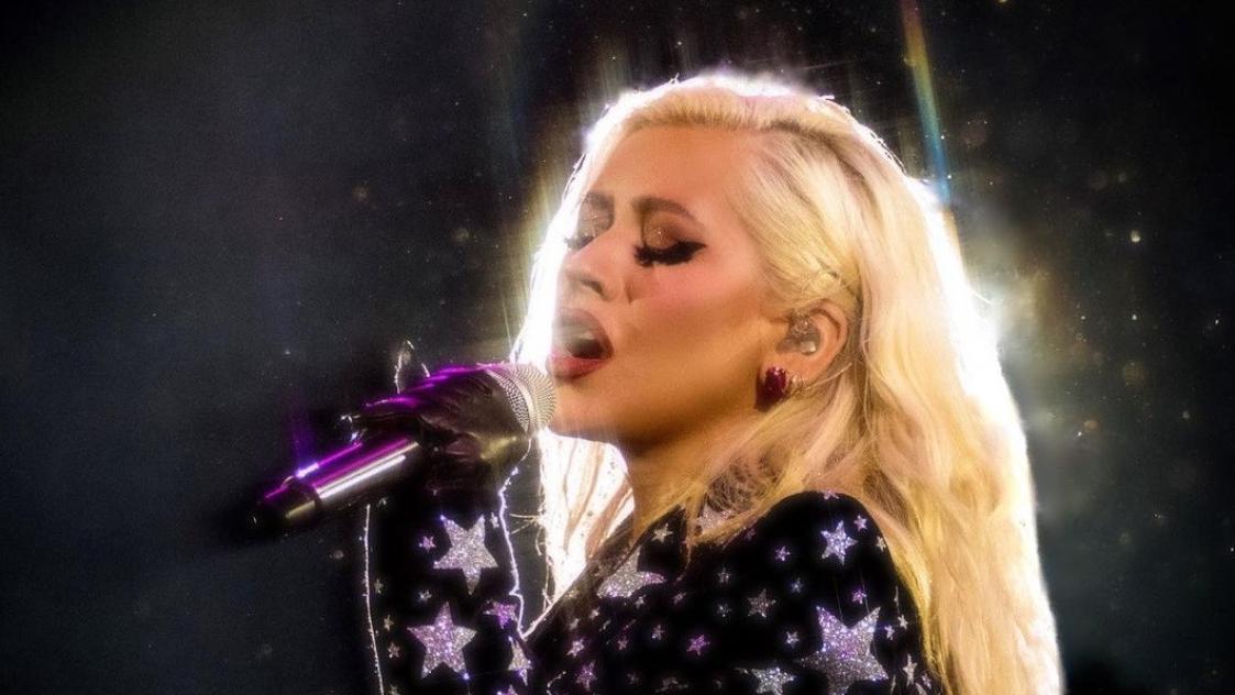 Christina Aguilera с рок изпълнение на "Genie In A Bottle"
