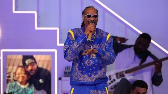 Snoop Dogg с жест към покойната си майка в представянето на Super Bowl