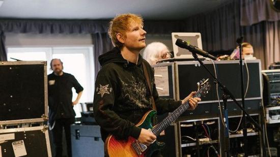 Ed Sheeran изпя "Feeling Good" и "No Diggity" в съда