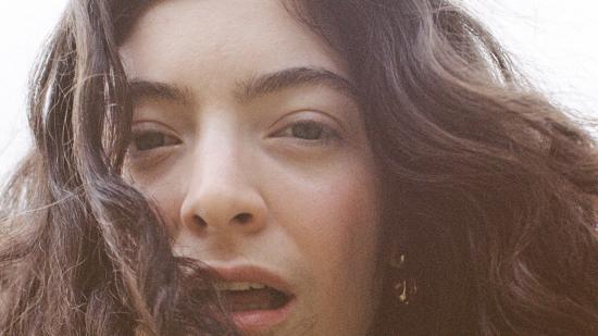 Lorde сподели видеото на "Secrets From A Girl (Who’s Seen It All)"