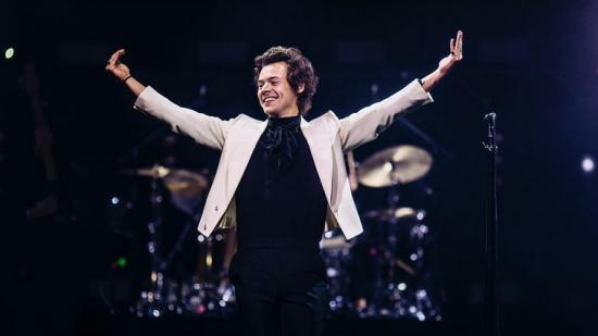 Harry Styles посвети песен на учителката си по време на концерт
