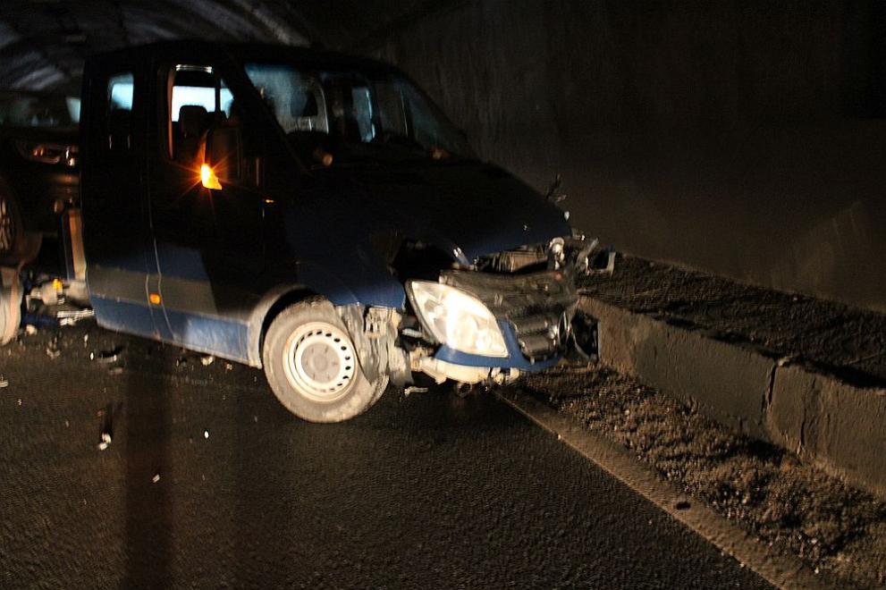 Челен удар между два автомобила с румънска регистрация-Шкода и лекотоварен