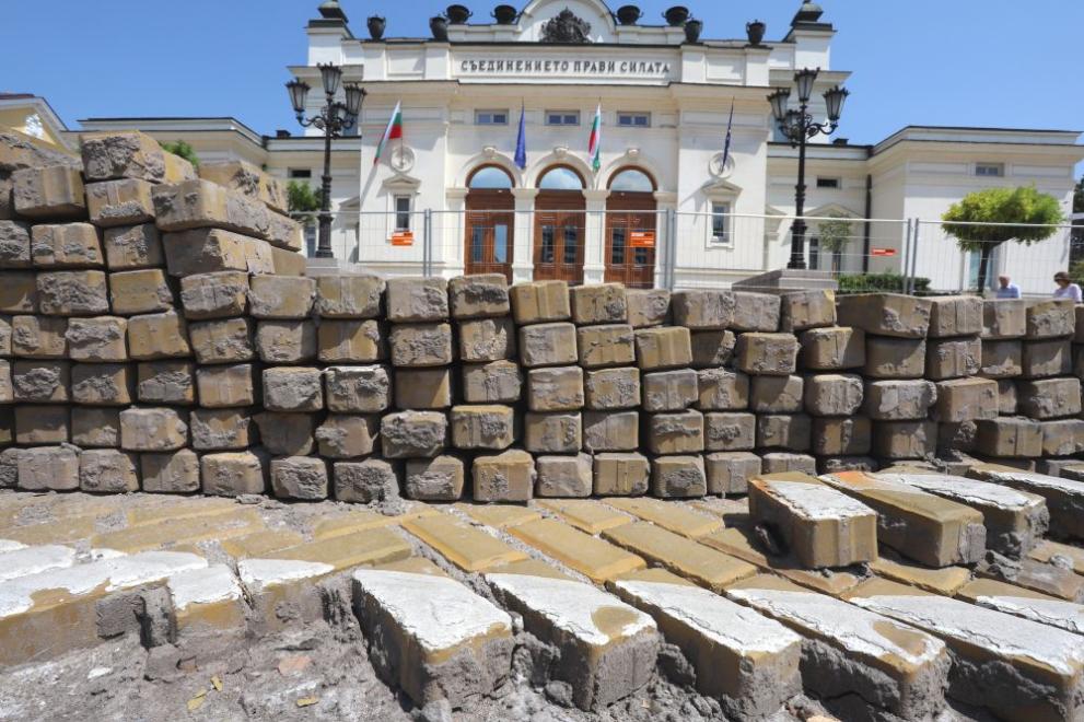 Продължава пренареждането и подмяната на жълтите павета пред сградата на