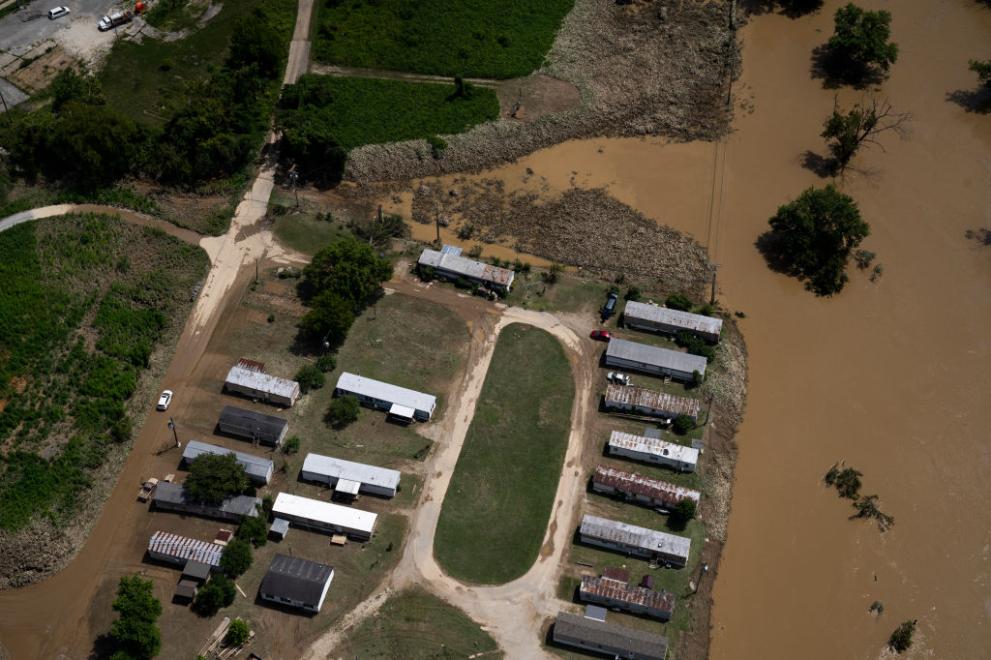 Най-малко 37 души са вече жертвите на опустошителните наводнения в