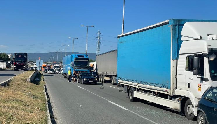 опашка Люлин - АД ПО ПЪТЯ ЗА ГРАНИЦАТА: Камиони блокираха трасето към Румъния