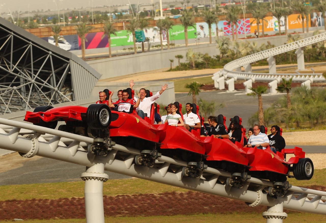 <p><strong>Ferrari World (Абу Даби, Обединени арабски емирства)</strong></p>

<p>Ferrari World е най-големият закрит увеселителен парк в света и е посветен на деца и възрастни.&nbsp;Formula Rossa е най-бързото влакче в увеселителен парк на планетата, дори по-бързо от кола от Формула 1. За по-малко от пет секунди можете да достигнете 240 км/ч, веднага след изкачване на рампа от повече от 50 метра.</p>