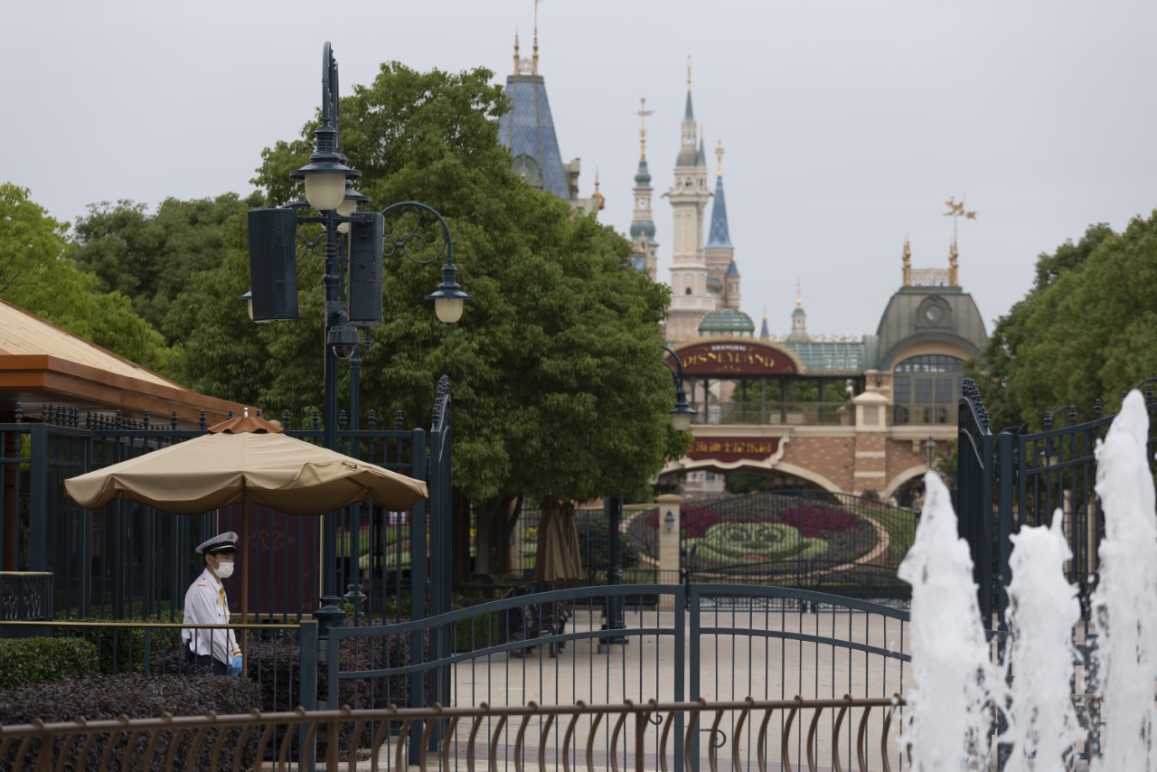 <p><strong>Shanghai Disneyland Resort (Шанхай, Китай)</strong></p>

<p>Най-новият увеселителен парк на Disney е Shanghai Disneyland.&nbsp;В парка ще намерите много препратки към древните китайски традиции, а в чайните можете да научите как да приготвяте напитки според традициите.&nbsp;Паркът разполага с масивен замък, който е по-голям от всеки друг замък на Дисни в света и атракции, които могат да бъдат намерени само в Шанхай.</p>