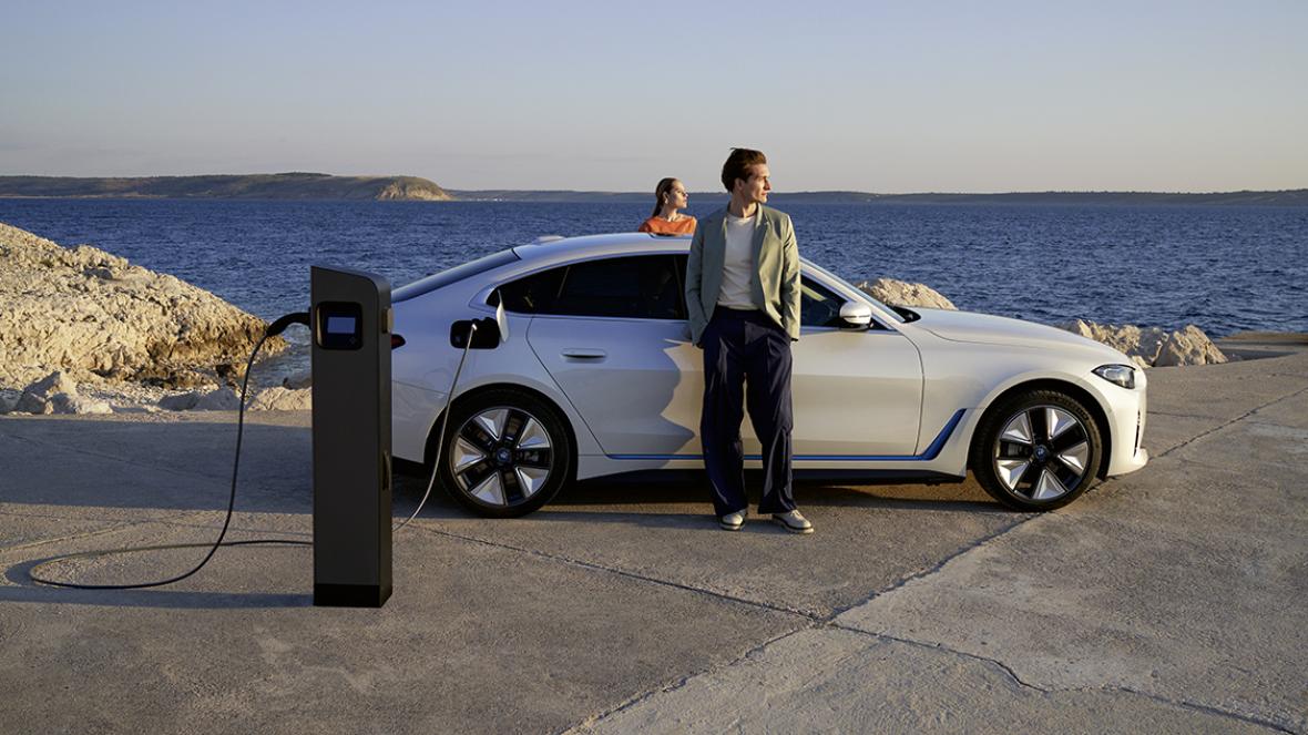 BMW i4 eDrive40 зарядна станция електромобили