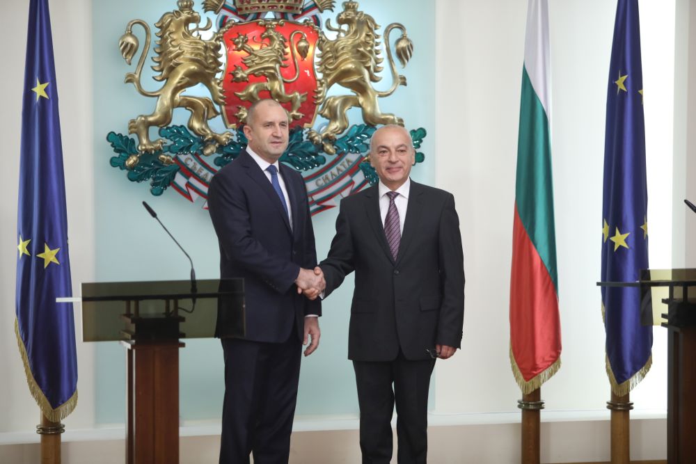 Президентът Радев представи новия служебен кабинет