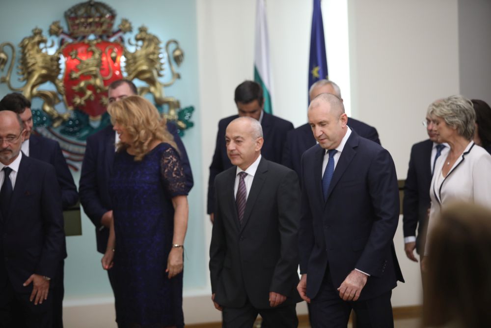 Президентът Радев представи новия служебен кабинет