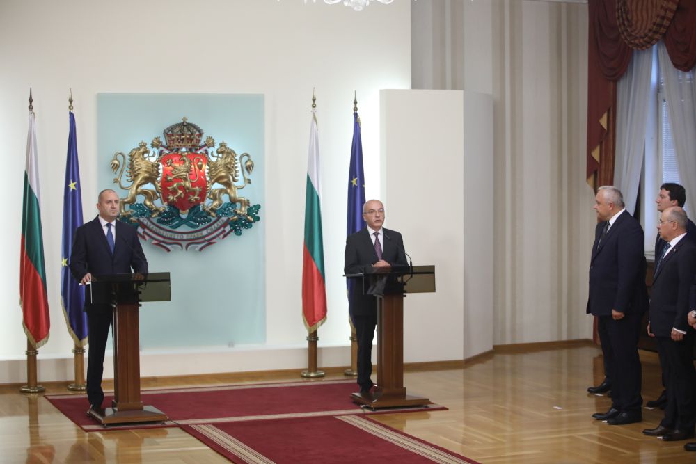 Президентът Радев представи новия служебен кабинет