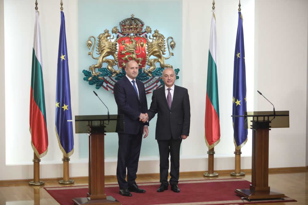 Президентът Радев представи новия служебен кабинет