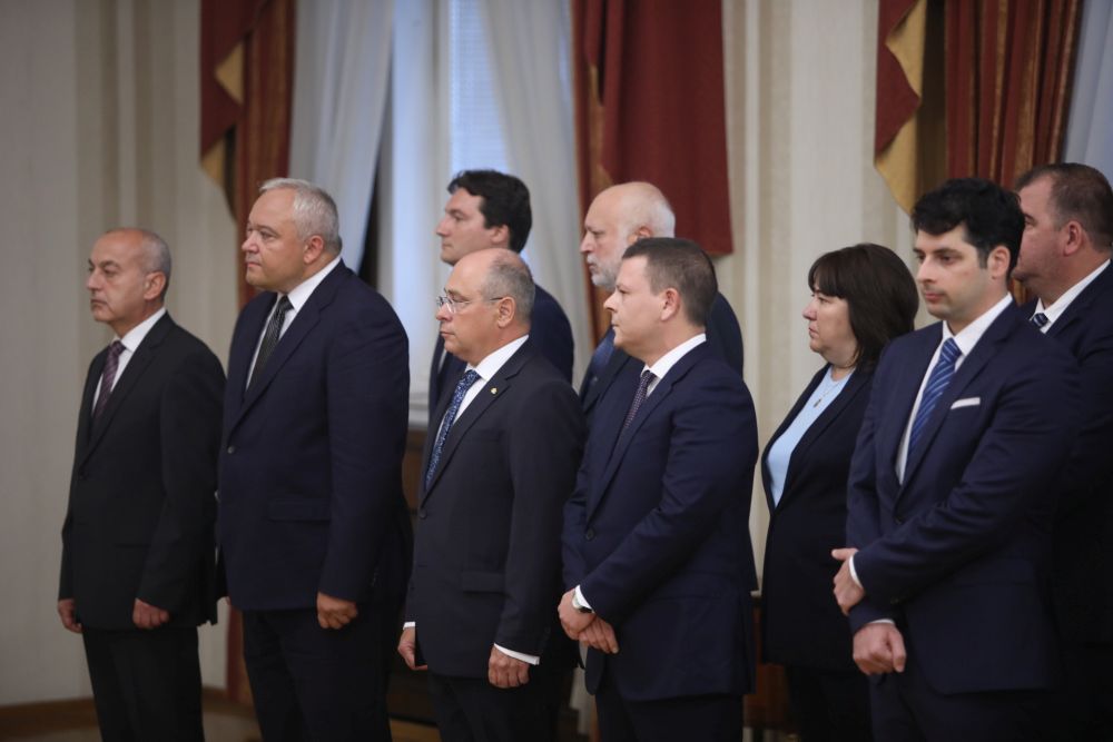 Президентът Радев представи новия служебен кабинет