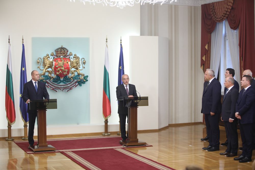Президентът Радев представи новия служебен кабинет