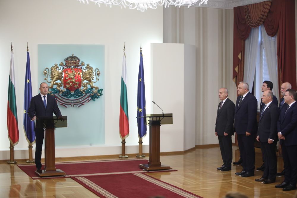 Президентът Радев представи новия служебен кабинет
