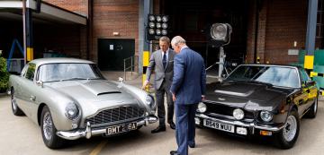 <p>Снимката е илюстративна. На нея се виждат Aston Martin DB5, V8, последният засега Бонд - Даниел Крейг, и... принц Чарлз.</p>