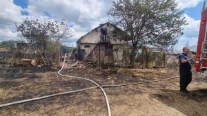Локализиран е пожар обхванал къща и пет декара сухи треви