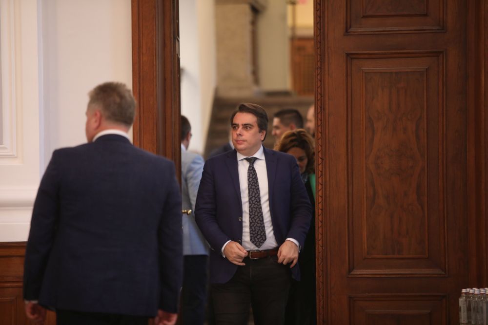 Кабинетът "Петков" предаде властта на служебния кабинет "Донев"