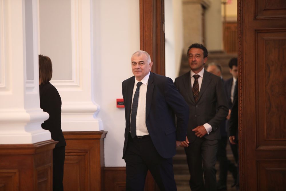 Кабинетът "Петков" предаде властта на служебния кабинет "Донев"