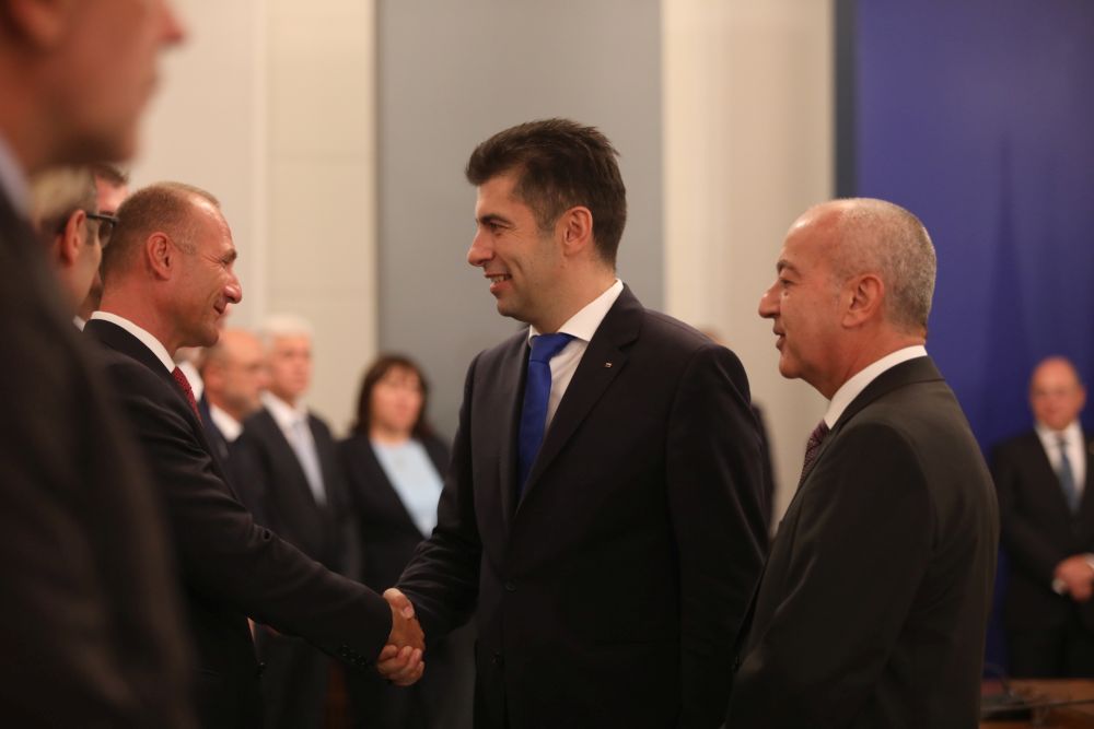 Кабинетът "Петков" предаде властта на служебния кабинет "Донев"