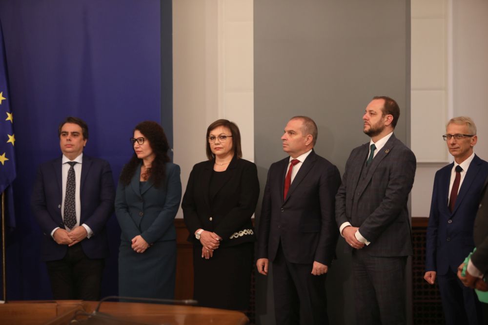 Кабинетът "Петков" предаде властта на служебния кабинет "Донев"