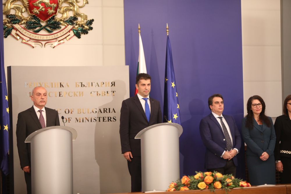Кабинетът "Петков" предаде властта на служебния кабинет "Донев"