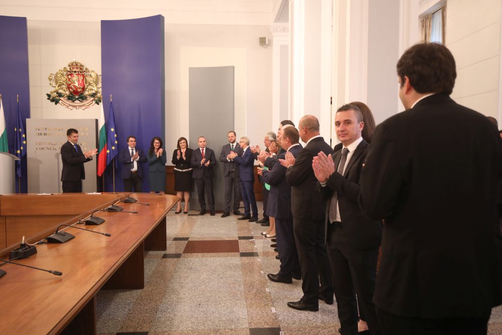 Кабинетът "Петков" предаде властта на служебния кабинет "Донев"