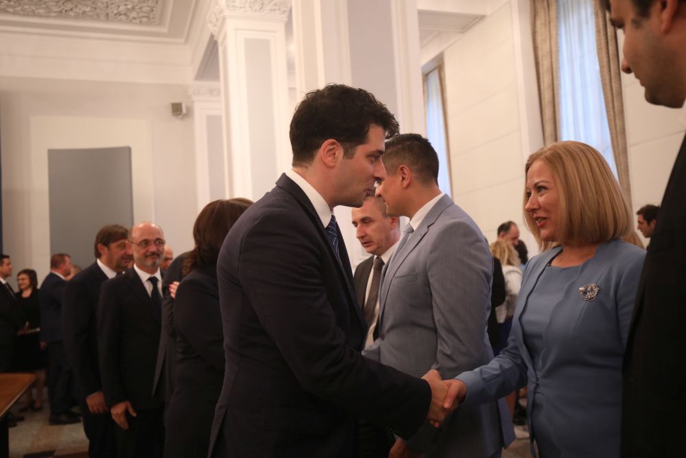 Кабинетът "Петков" предаде властта на служебния кабинет "Донев"