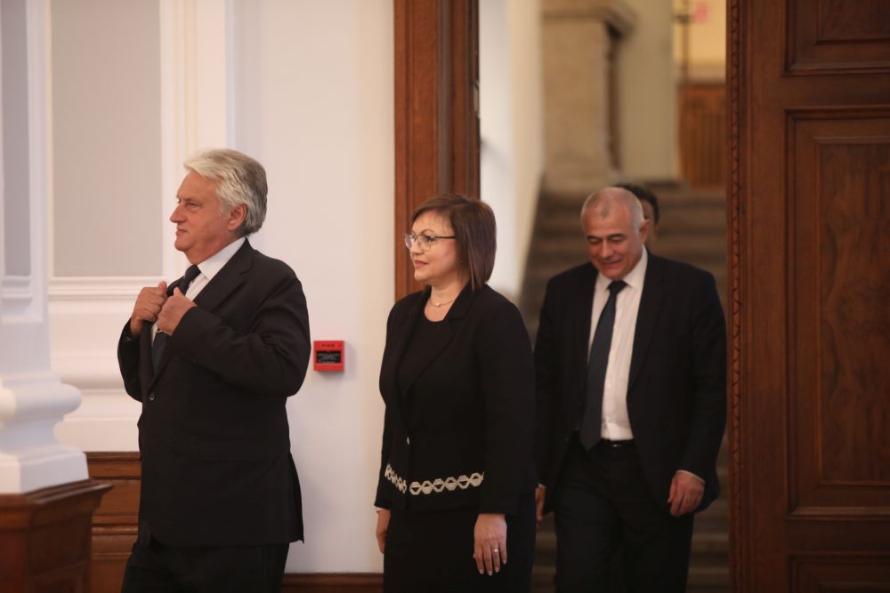 Кабинетът "Петков" предаде властта на служебния кабинет "Донев"