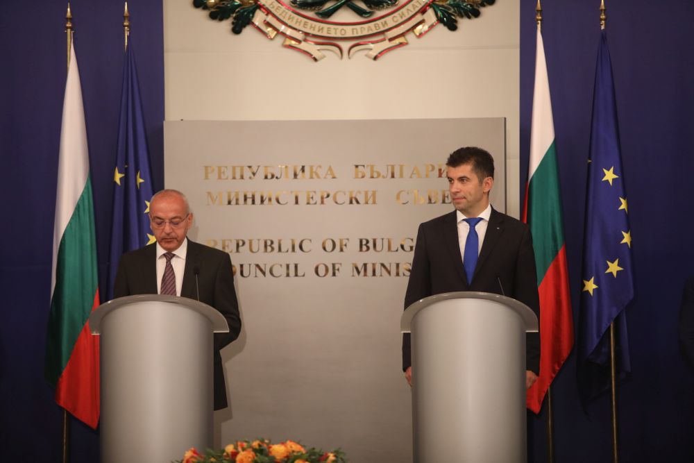 Кабинетът "Петков" предаде властта на служебния кабинет "Донев"