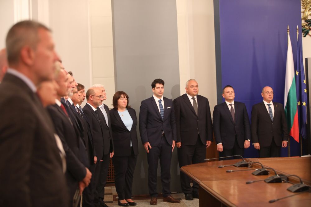 Кабинетът "Петков" предаде властта на служебния кабинет "Донев"