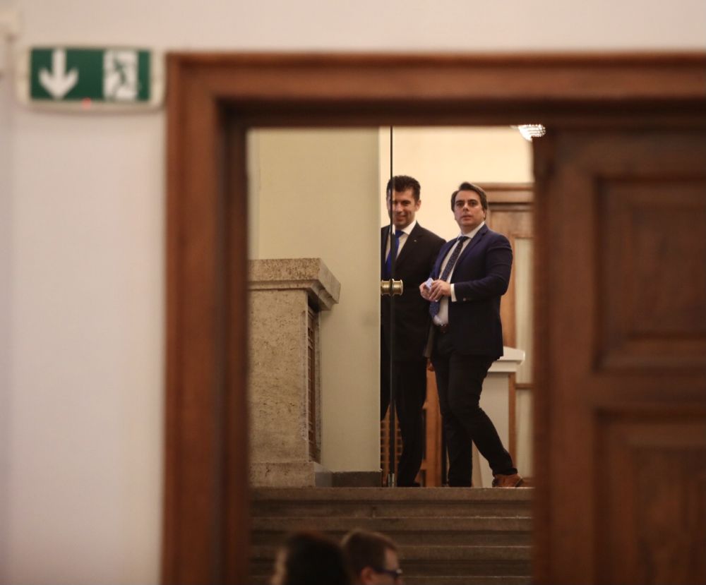 Кабинетът "Петков" предаде властта на служебния кабинет "Донев"