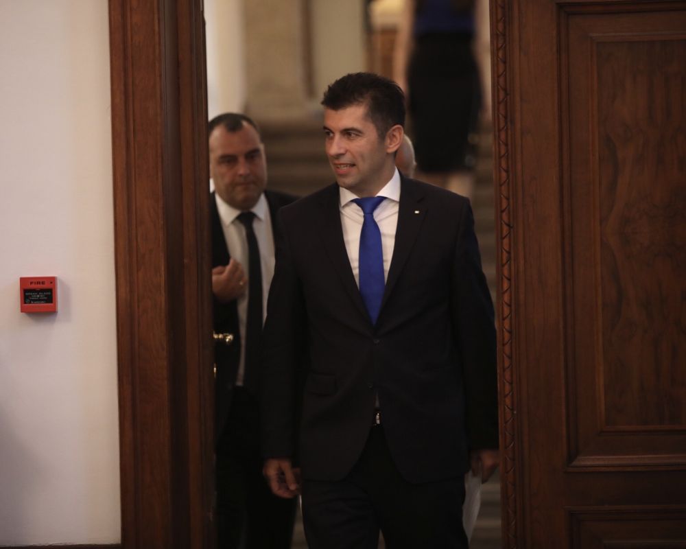 Кабинетът "Петков" предаде властта на служебния кабинет "Донев"