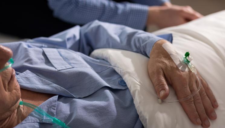 възрастен мъж болница - СТРАХОВИТ ИНЦИДЕНТ: 80-годишен дядо падна от втория етаж на сграда