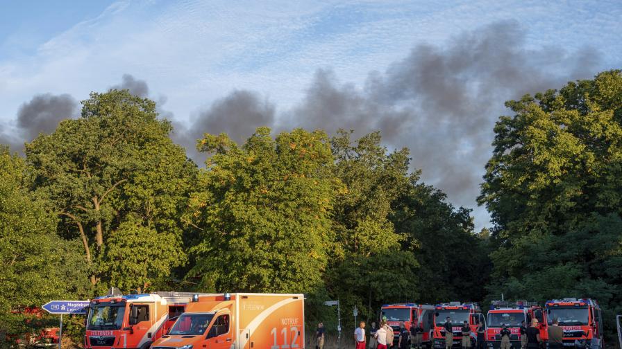 <p>След експлозия в склад за боеприпаси: Голям пожар в гората Груневалд в Берлин</p>