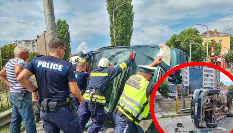 катастрофа Сливница - МОЩ В УНИФОРМА:  Кола се обърна след катастрофа, полицаи я вдигнаха (СНИМКИ)