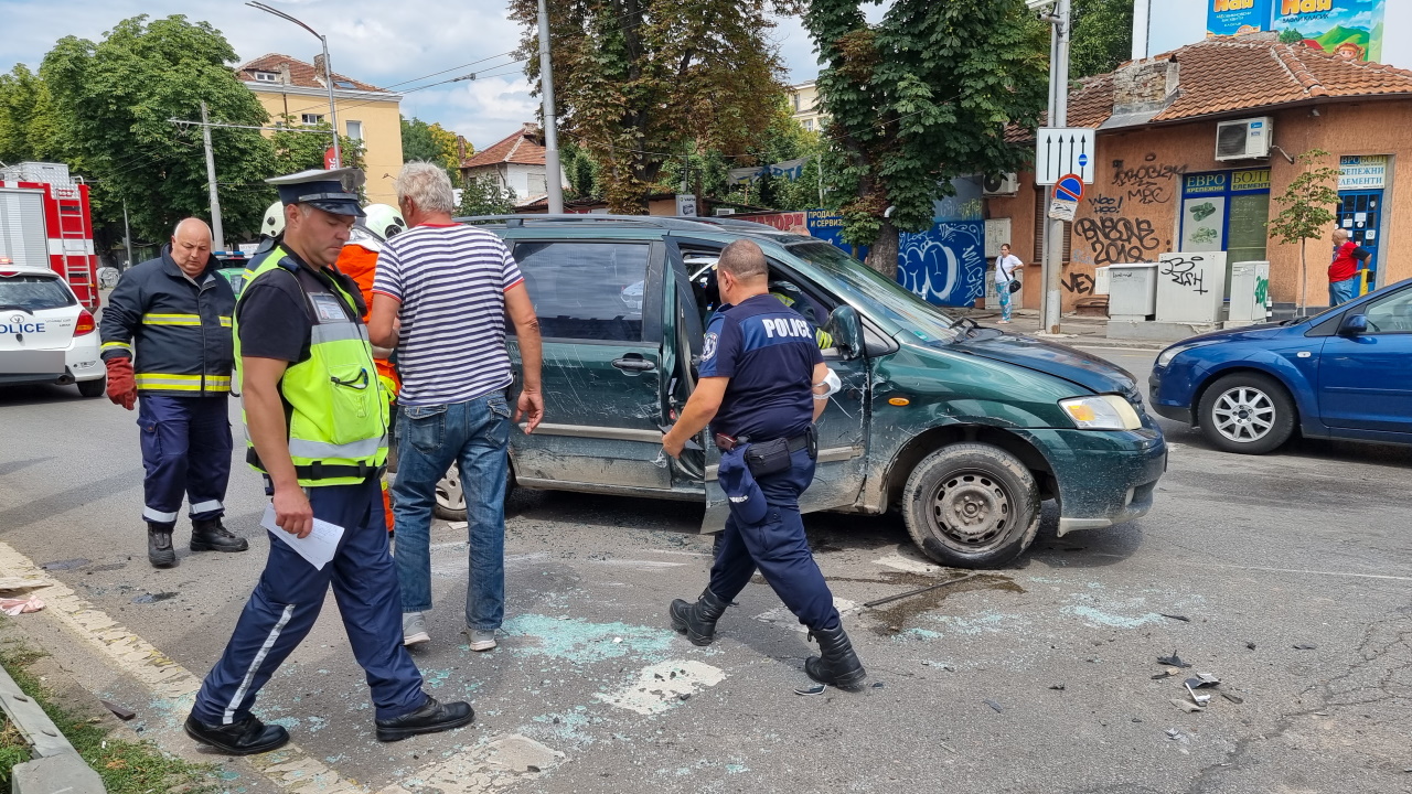 <p>Зрелищна катастрофа стана на кръстовището на ул. &quot;Раковски&quot; и бул. &quot;Сливница&quot; в София</p>