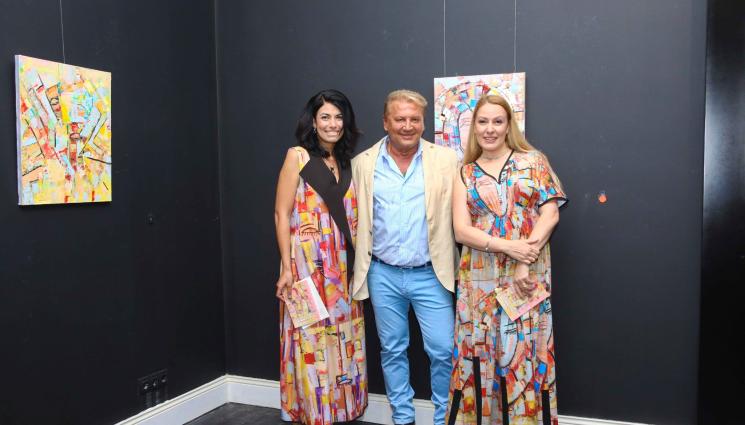 Лили Сотирова - Млада художничка облече в платната си актрисата Деси Бакърджиева