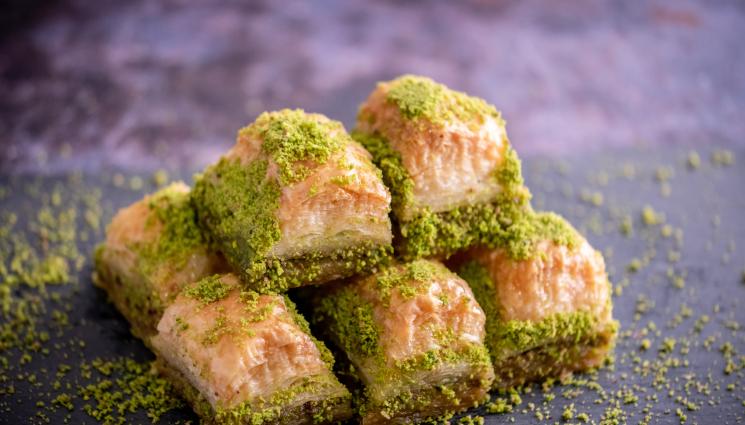 Баклава - Майка натъпка баклава с хероин и я занесе на сина си в затвора