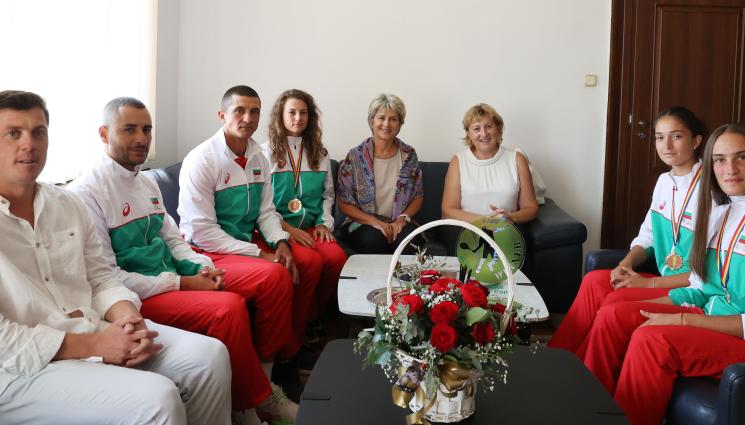 Весела Лечева - Министър Лечева поздрави лично шампионките от Европейското отборно първенство по тенис