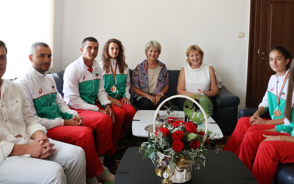 Министър Лечева поздрави лично шампионките от Европейското отборно първенство по тенис