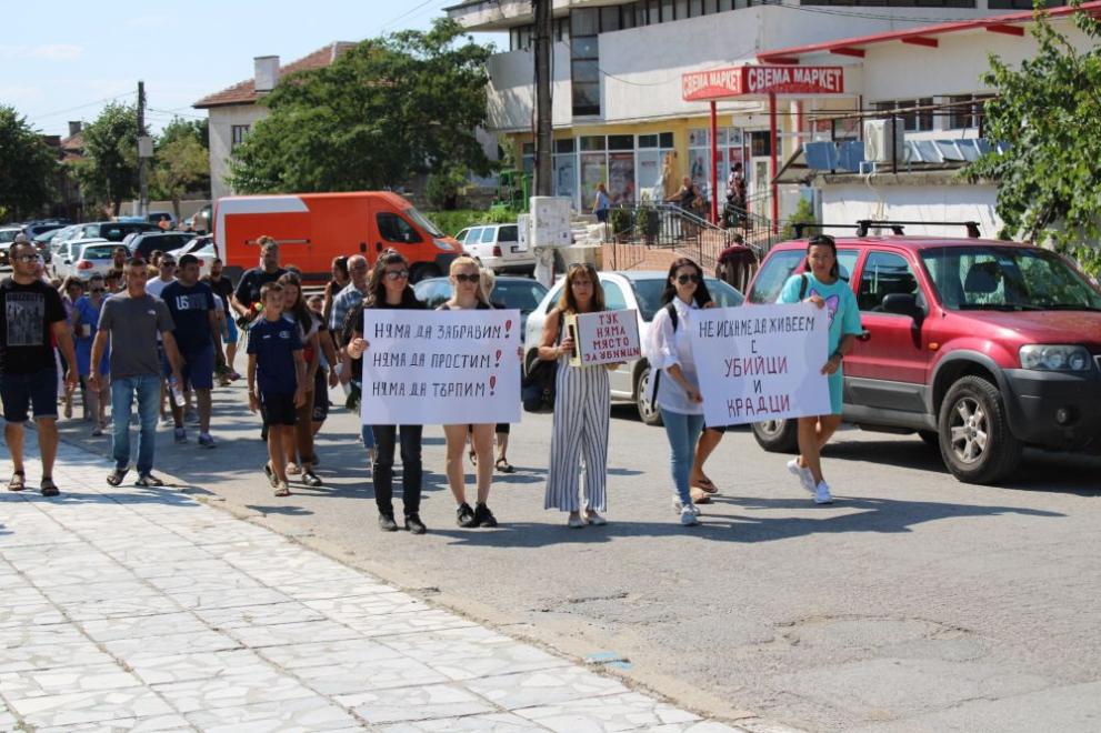 Мирно шествие се провежда в благоевградското с. Микрево. Местните жители