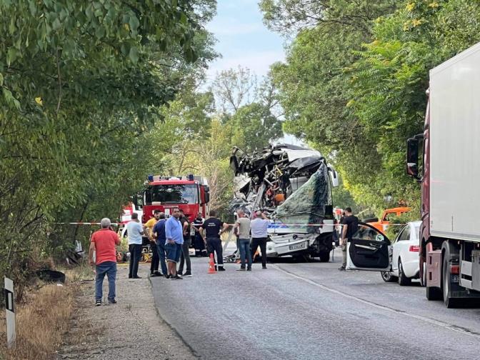 Тежка катастрофа между автобус и лека кола край Велико Търново