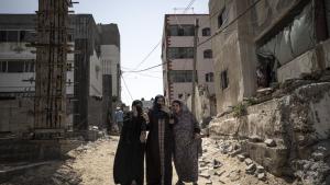 Шокираните от снаряди жители на Газа отсяват отломките от тридневния