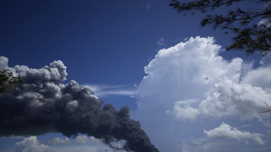 Огромен пожар, след като мълния удари петролна база в Куба