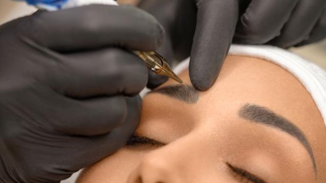 Служител обезобрази веждите на клиентка в салон за красота