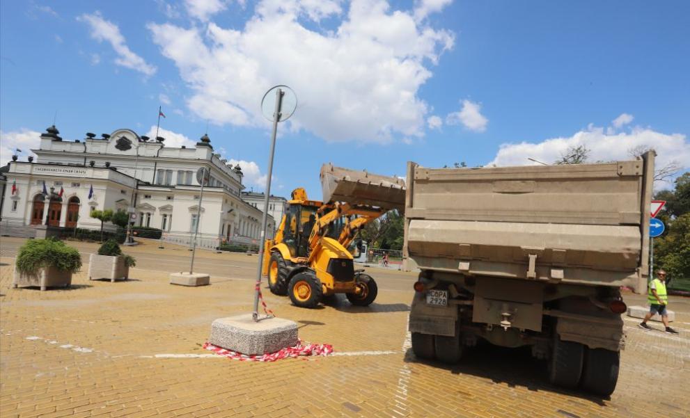 Продължава ремонтът на жълтите павета на площад Народно събрание. Мястото